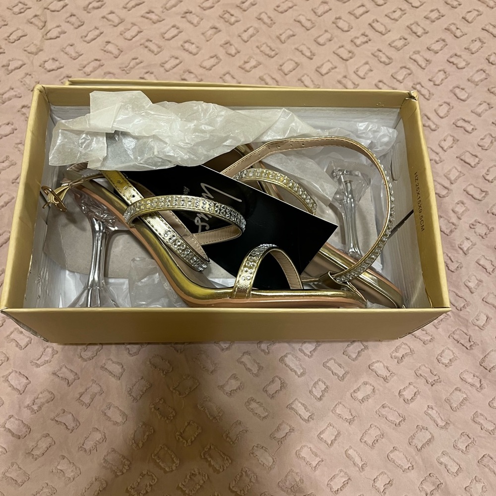 GOLD HEELS
SIZE:5.5